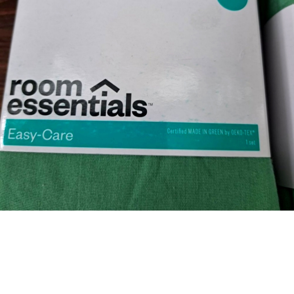 Room Essentials EASY CARE Green pillow case